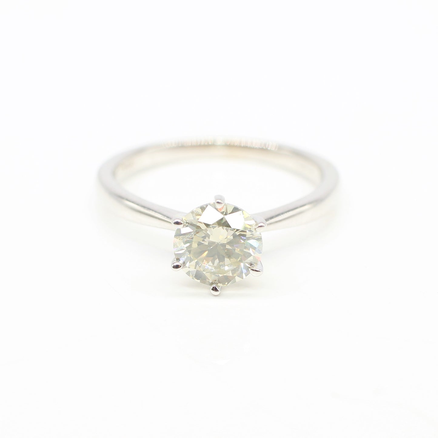 18K DIAMOND SOLITAIRE RING