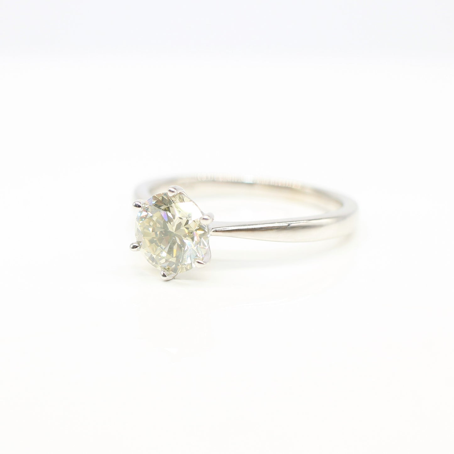 18K DIAMOND SOLITAIRE RING