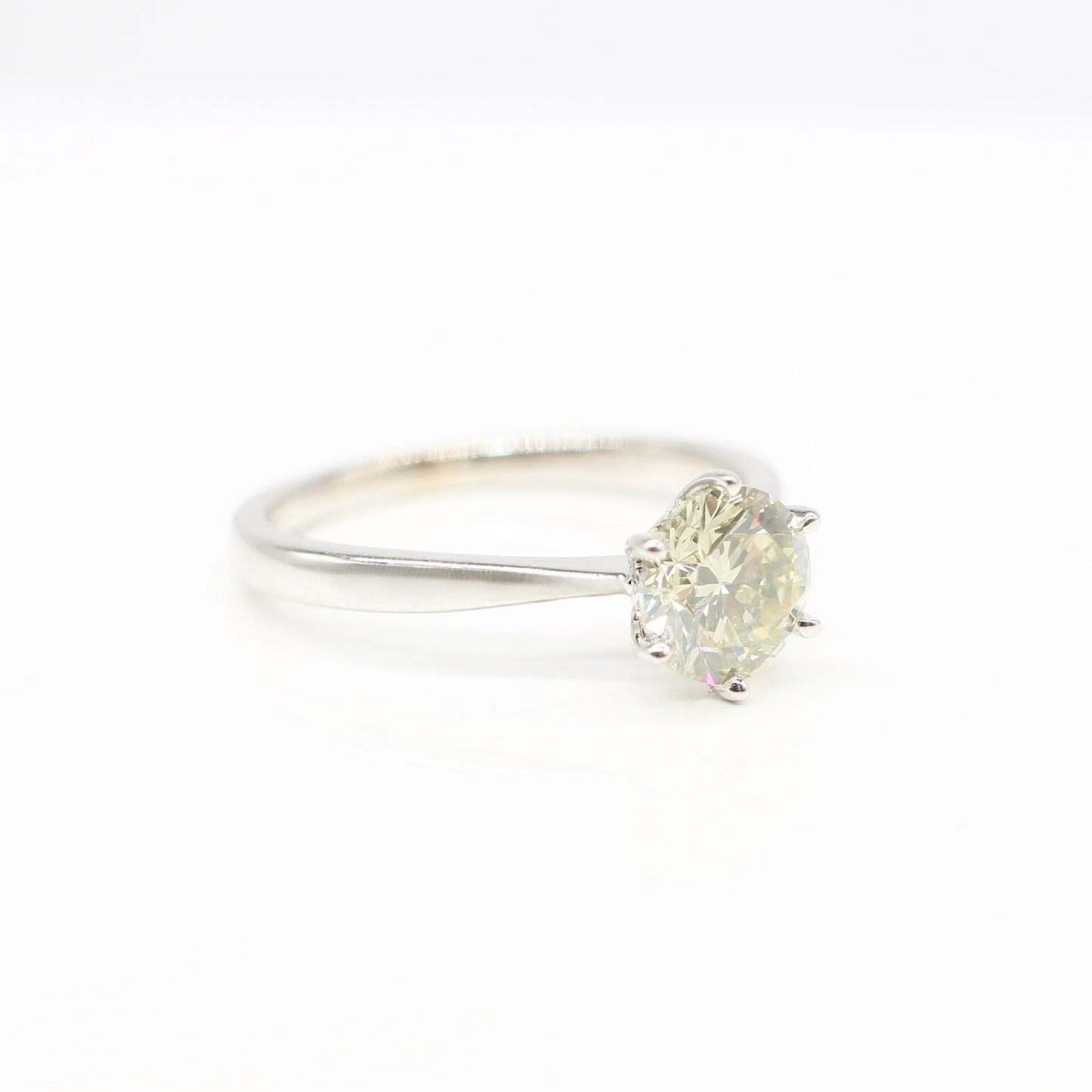 18K DIAMOND SOLITAIRE RING