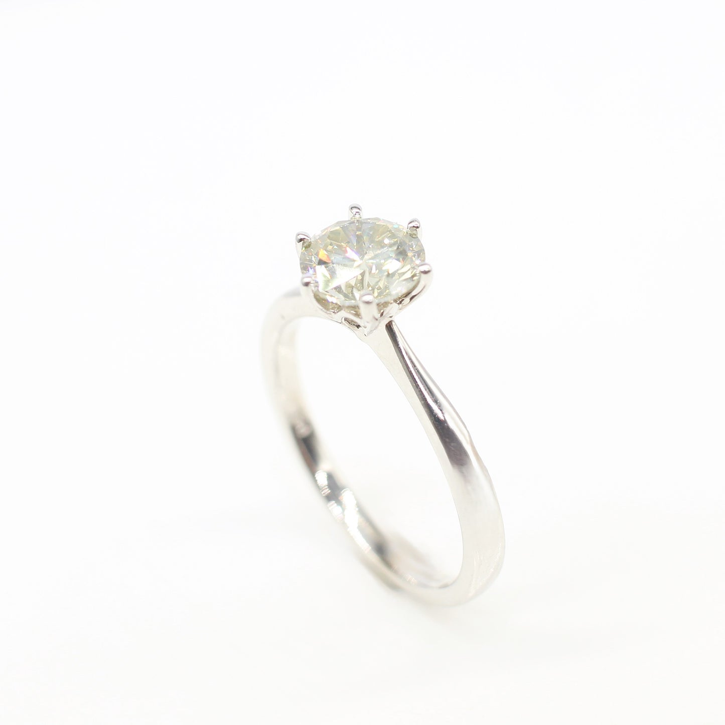 18K DIAMOND SOLITAIRE RING