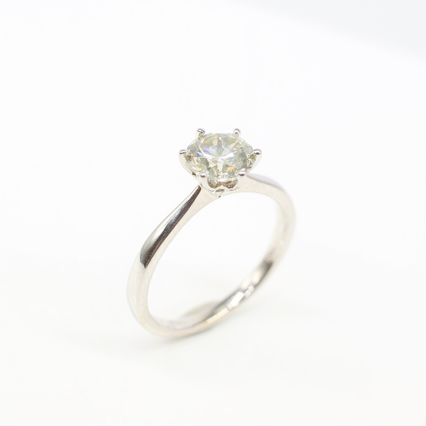 18K DIAMOND SOLITAIRE RING