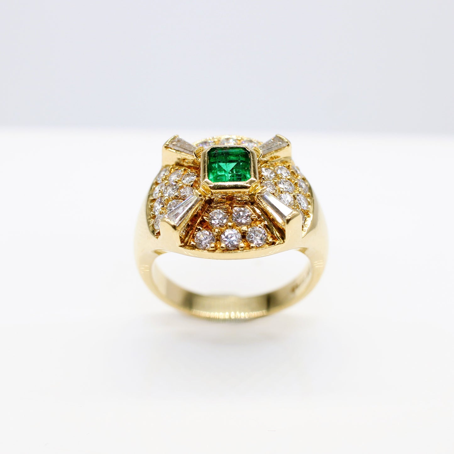 18K EMERALD & DIAMOND RING