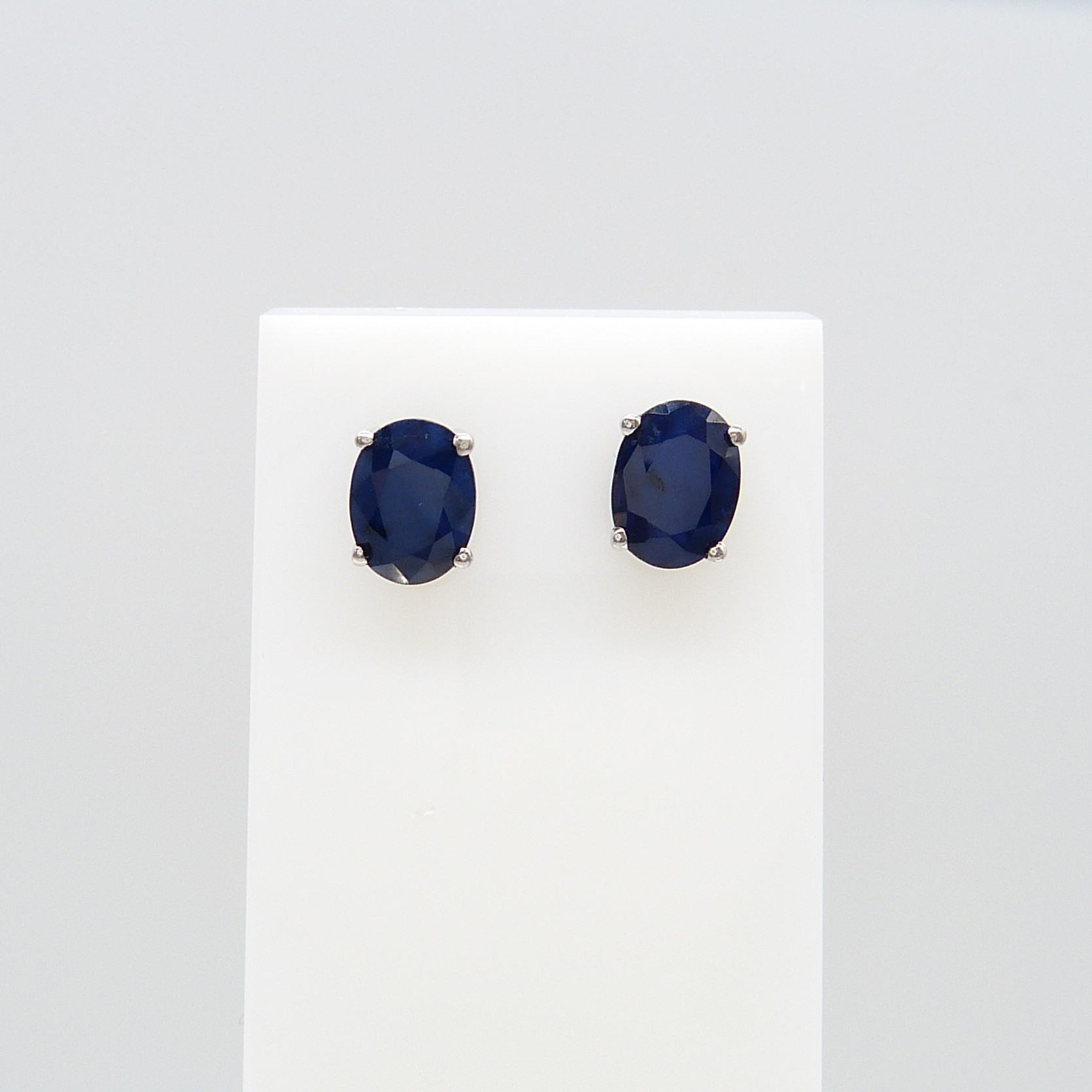 SAPPHIRE & SILVER STUDS