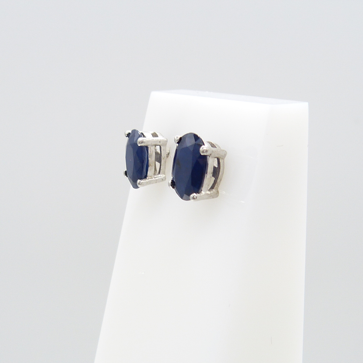 SAPPHIRE & SILVER STUDS