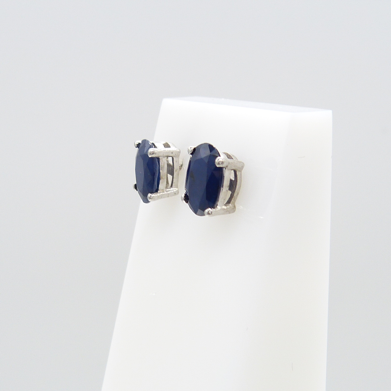 SAPPHIRE & SILVER STUDS