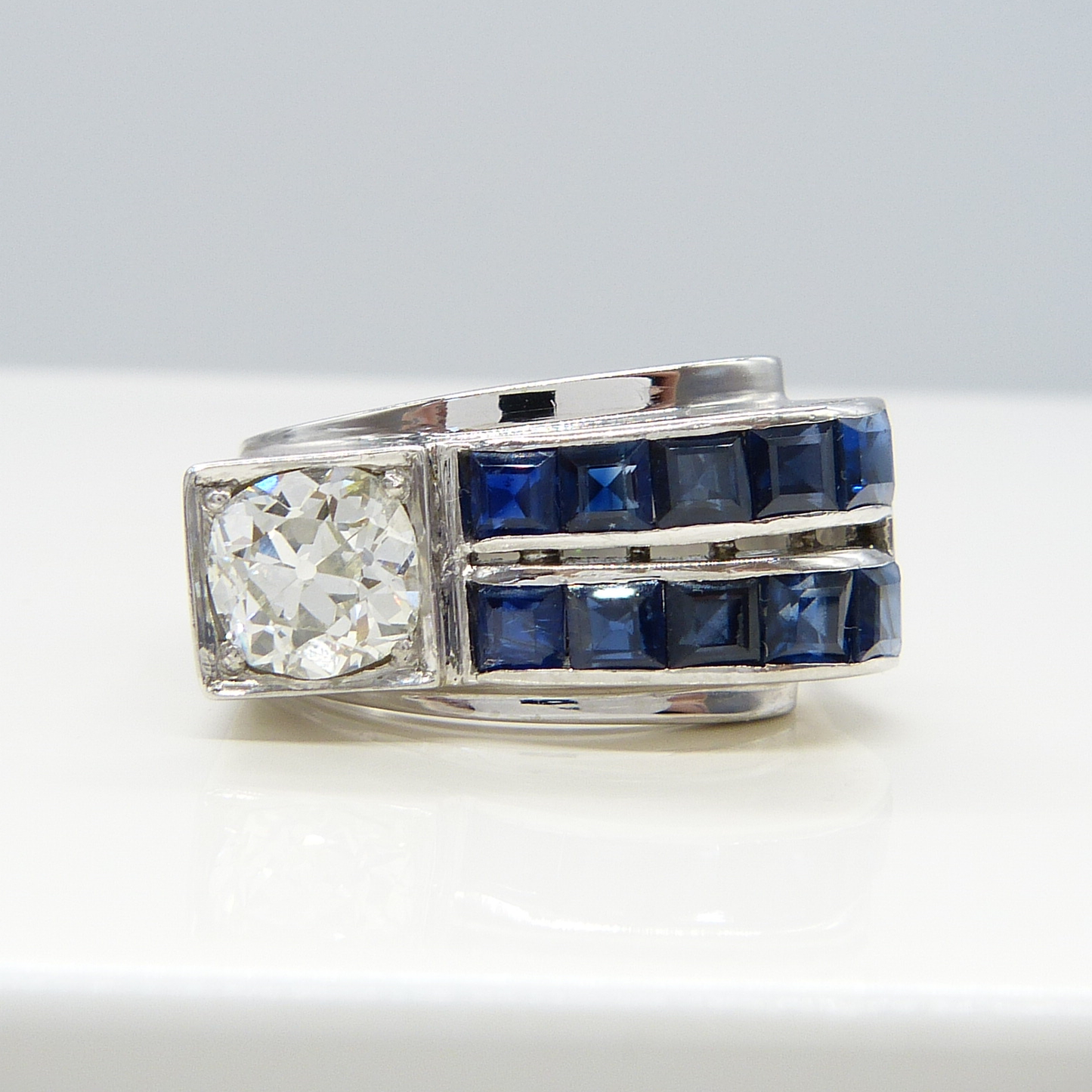 18K GOLD SAPPHIRE & DIAMOND RING