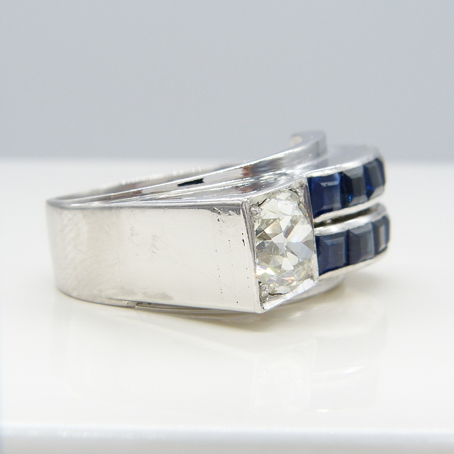 18K GOLD SAPPHIRE & DIAMOND RING