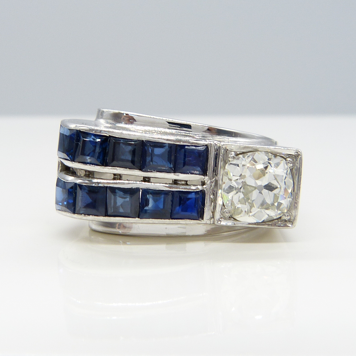 18K GOLD SAPPHIRE & DIAMOND RING