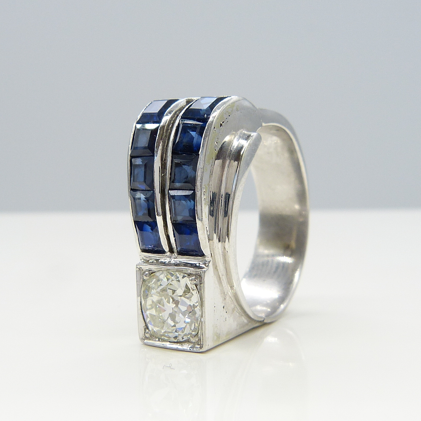 18K GOLD SAPPHIRE & DIAMOND RING