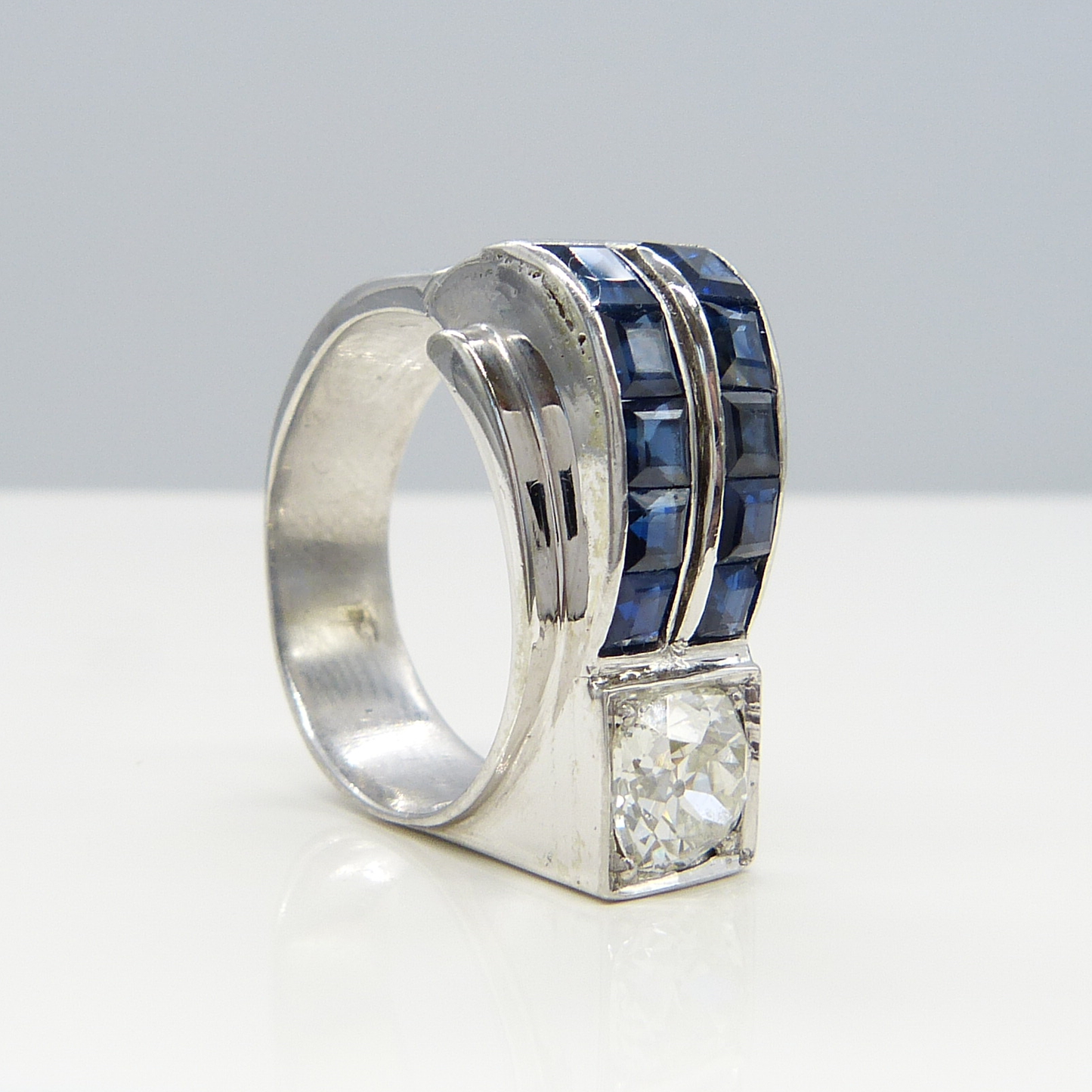 18K GOLD SAPPHIRE & DIAMOND RING