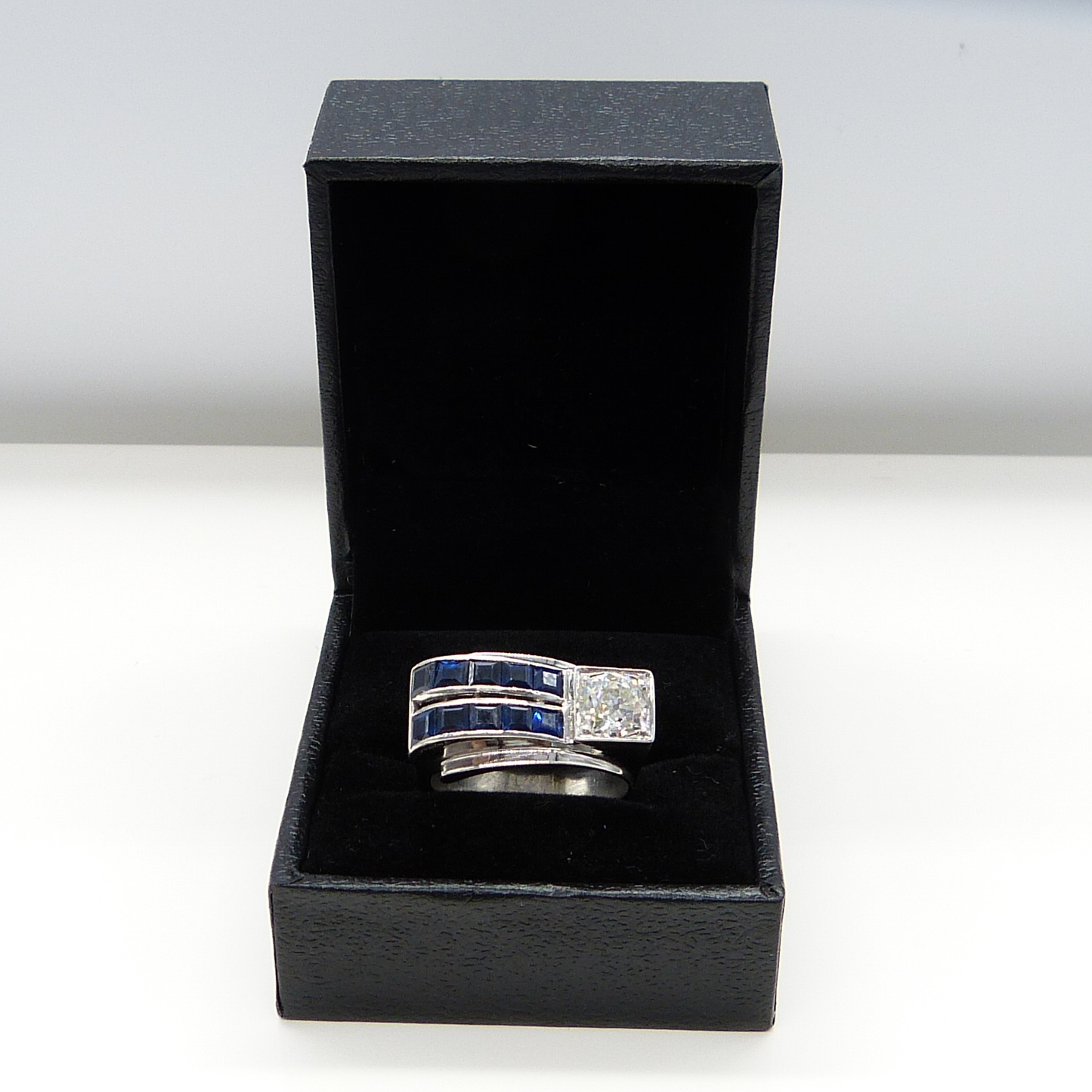 18K GOLD SAPPHIRE & DIAMOND RING