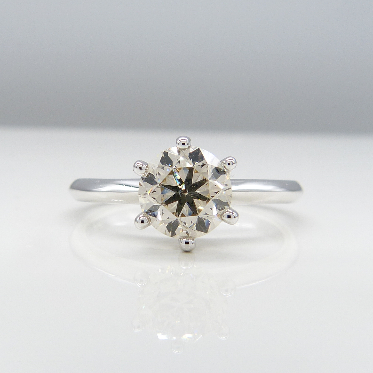 18K WHITE GOLD DIAMOND SOLIATIRE RING
