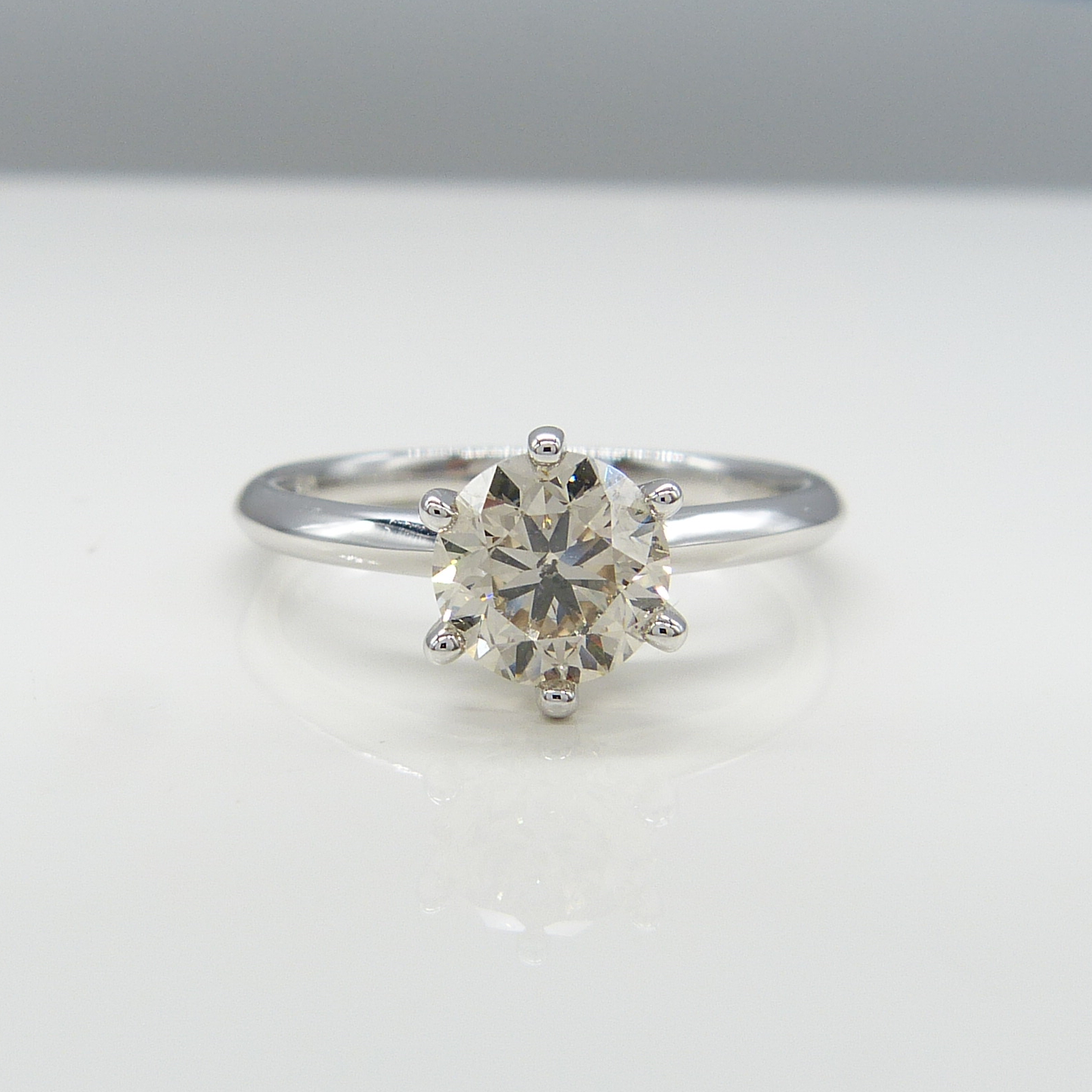 18K WHITE GOLD DIAMOND SOLIATIRE RING