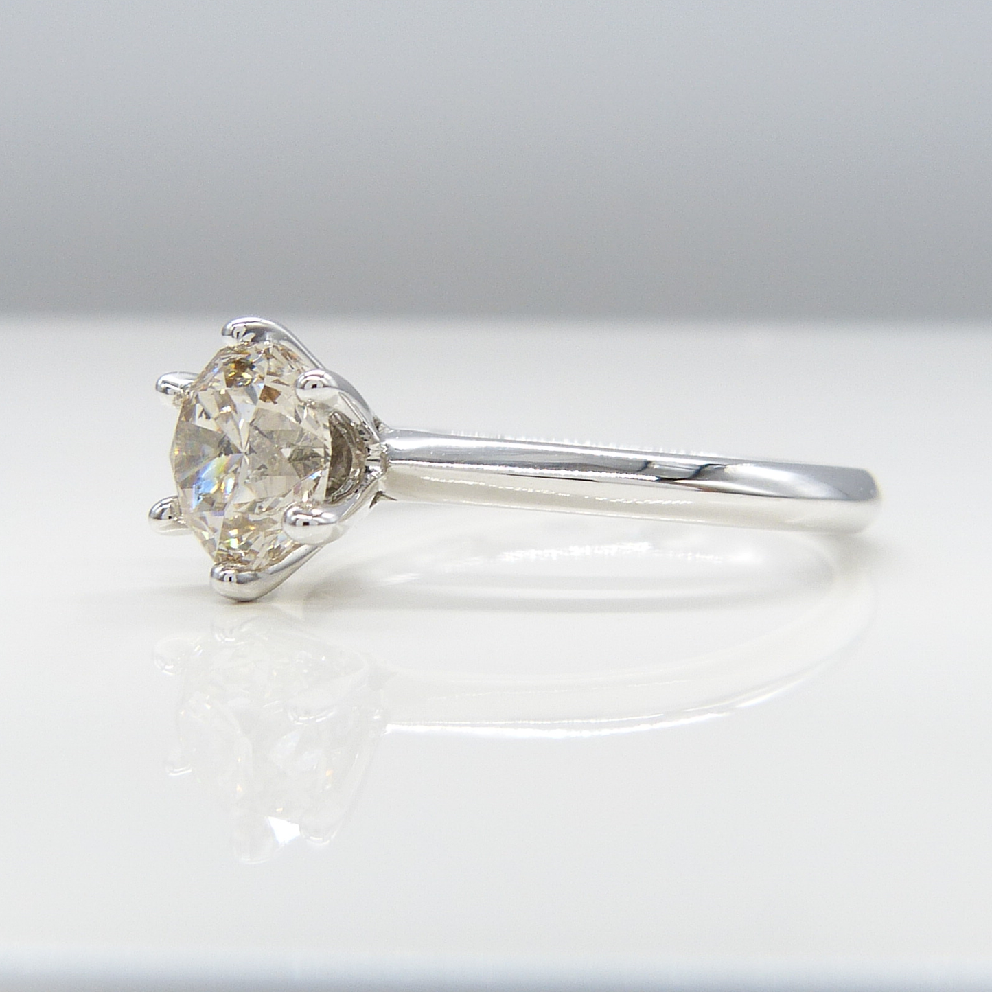 18K WHITE GOLD DIAMOND SOLIATIRE RING