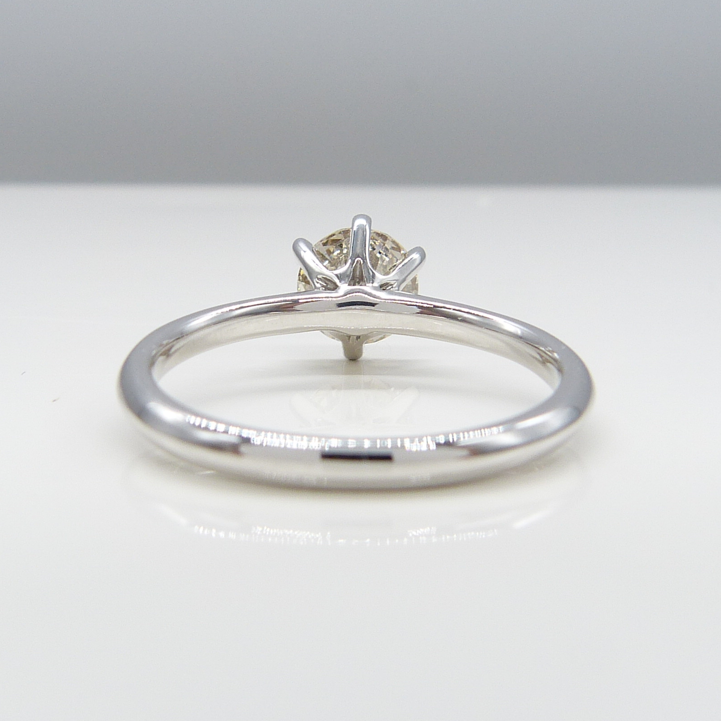 18K WHITE GOLD DIAMOND SOLIATIRE RING