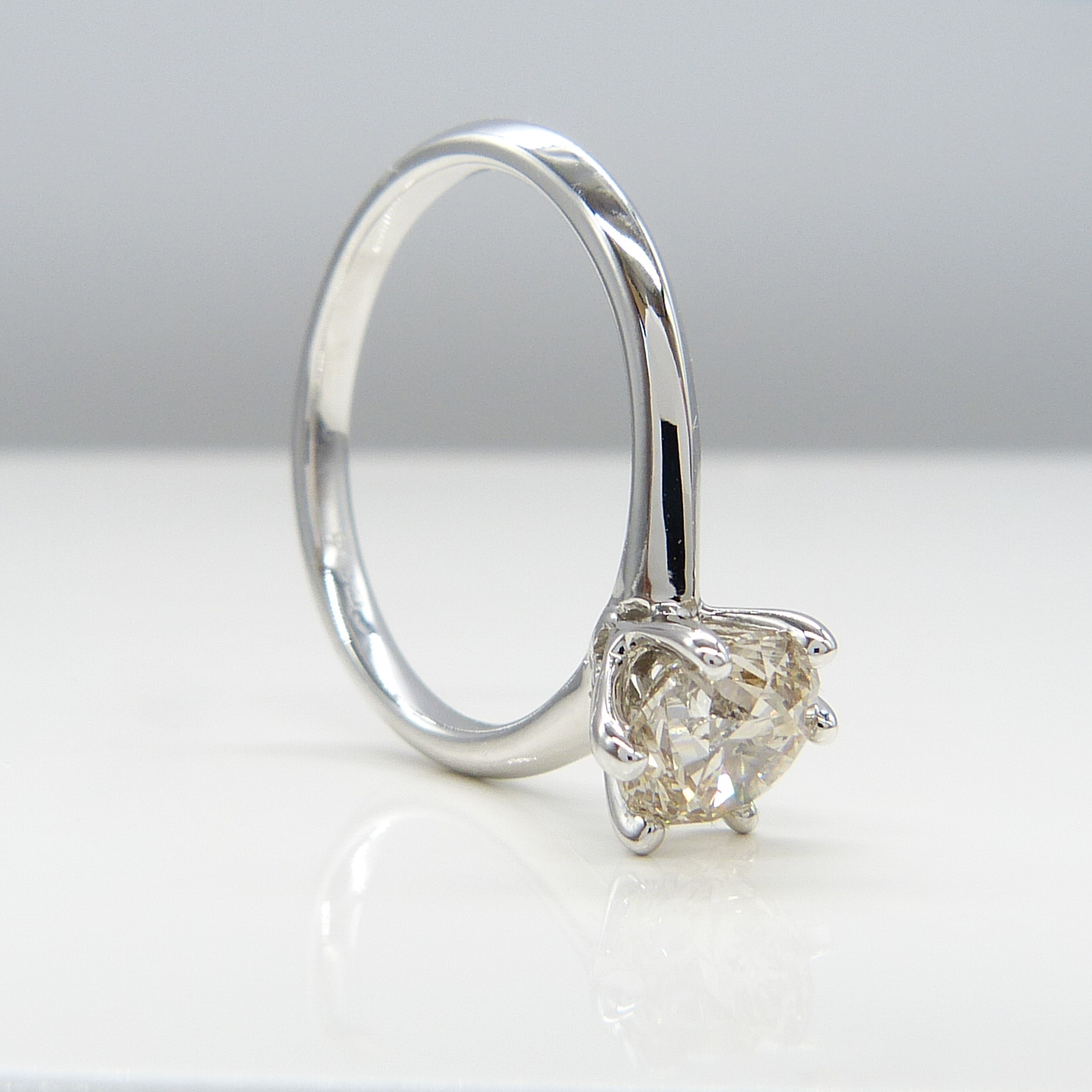 18K WHITE GOLD DIAMOND SOLIATIRE RING