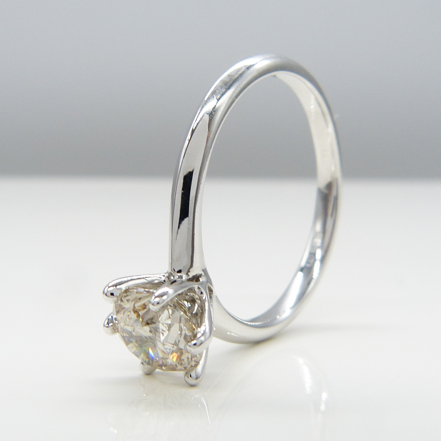 18K WHITE GOLD DIAMOND SOLIATIRE RING