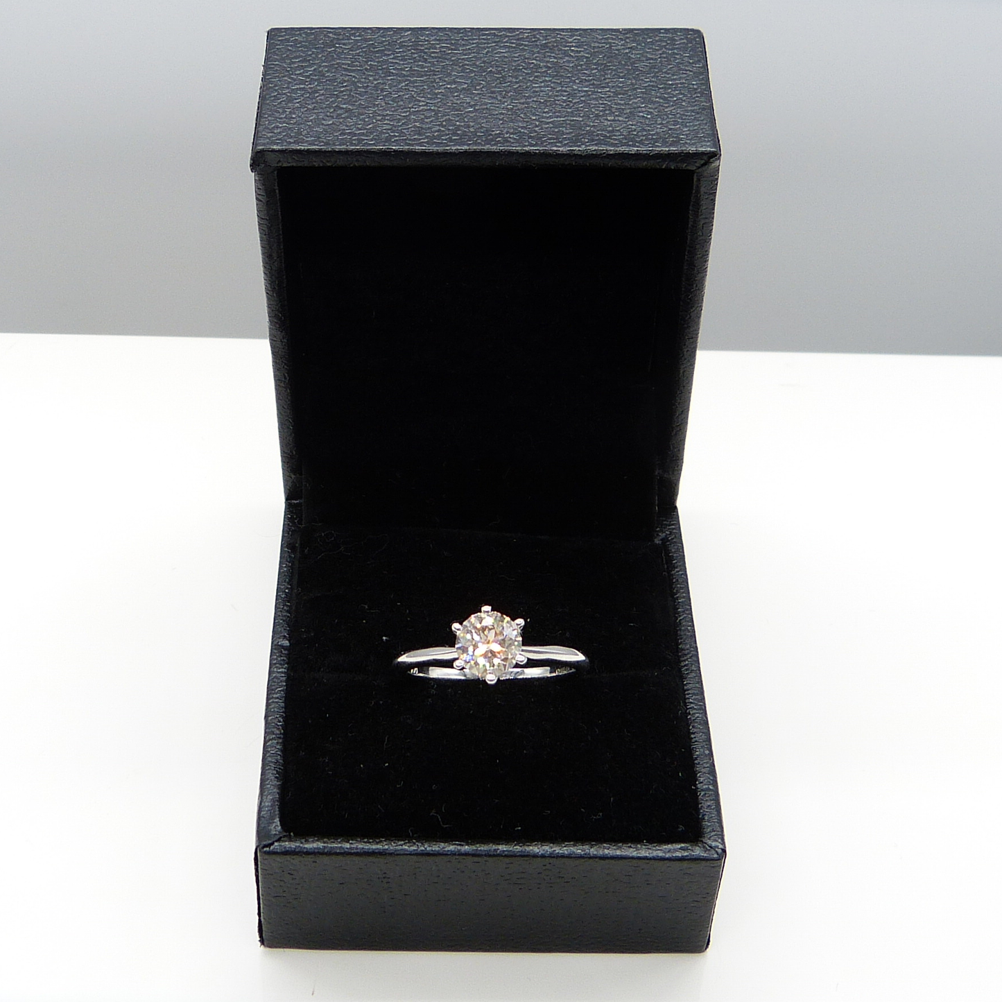 18K WHITE GOLD DIAMOND SOLIATIRE RING